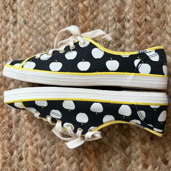 Kate Spade x Keds Size 7 Black & White apple print sneakers - Picture 10 of 10